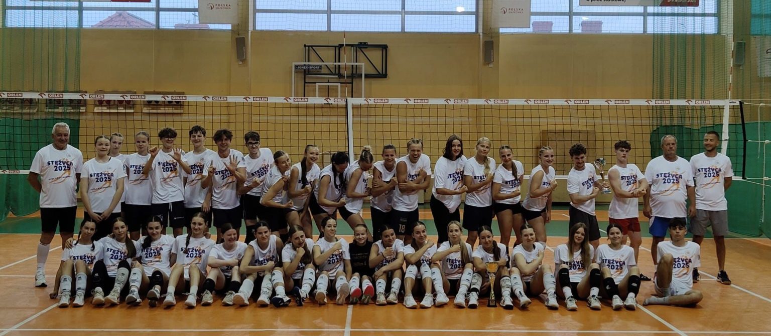 Uczestnicy i trenerzy VolleyCamp.pro – obóz siatkarski w hali sportowej w Stężycy